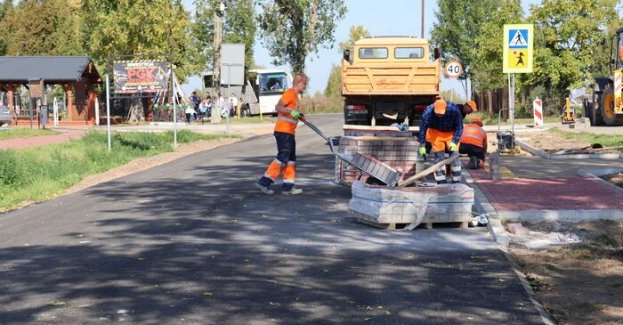 W Bielowicach, w gminie Opoczno, trwa przebudowa drogi powiatowej nr 3111E. Na przebudowywanym odcinku wykonano już pierwszą warstwę nawierzchni bitumicznej. Inwestycja obejmuje odcinek o długości 745 metrów.